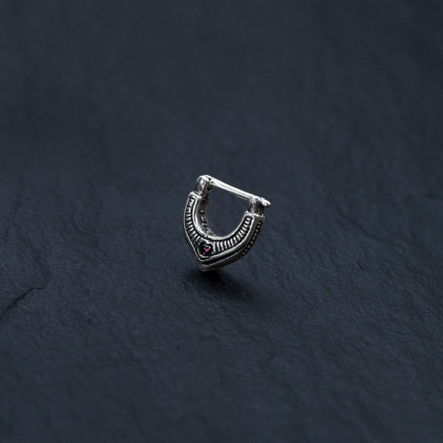 Explore the allure of this horseshoe septum jewelry, designed to add a touch of sophistication to your ensemble.