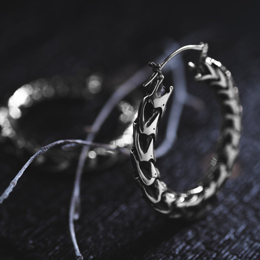 Close-up shot of the goth earrings, highlighting their bold design and intricate details. Plan rapproché du modèle portant les boucles d'oreilles gothiques XL, mettant en valeur leur design audacieux et leurs détails complexes.