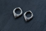 Introducing the MARVDASHT Small Biomechanical Clicker Ear Weights in 925 Silver by Kaya Movement, featuring a unique coiled design with pointed, claw-like ends that exude sci-fi vibes. These unisex 2 gauge earrings are presented on a dark, textured background.