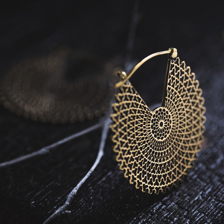 VORTEX Boucles d'oreilles créoles disque mandala surdimensionnées tribales en or | calibre 16