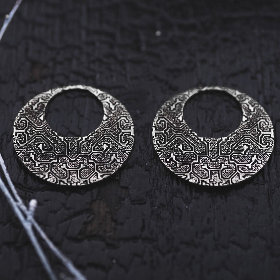OLIVIA Tribal Shipibo Seamless Disc Hoop Earrings in Silver | 12 gauge