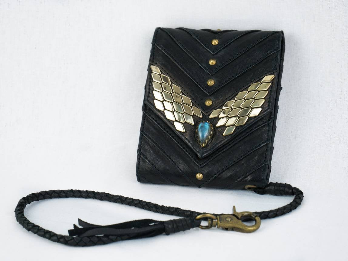 AMONI à deux volets et clous dorés Portefeuille en cuir noir | Labradorite