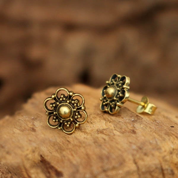 MIA Flower Stud Earrings in Gold | 18 gauge