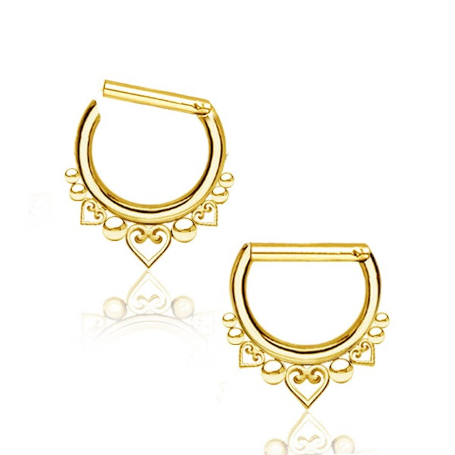 The Anneau de Septum en Acier Inoxydable 316L from Kaya Movement, featuring a 1.2mm bar and an inner diameter of 10mm, is crafted using high-quality surgical grade steel (316L) with a beautiful PVD gold plating. These elegant earrings have small heart shapes adorning the bottom edge and secure with a hinged clasp, showcasing exquisite decorative detailing that elevates their intricate and sophisticated design.